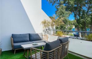 un patio con sillas, una mesa y un sofá en Beautiful Apartment In Helsingr With Wifi, en Helsingør