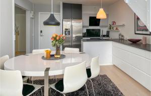 cocina blanca con mesa blanca y sillas blancas en Beautiful Apartment In Helsingr With Wifi, en Helsingør