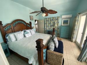 a bedroom with a bed and a ceiling fan at Private Estate Pool Ocean View 20 minutes to Key West in Summerland Key