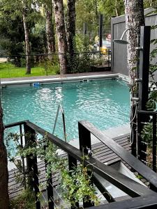 una piscina con panchina di fronte di Lindo y Confortable departamento en Pucón a Pucón
