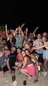 een grote groep mensen die poseren voor een foto bij Tipsea Turtle Gili Air in Gili Air