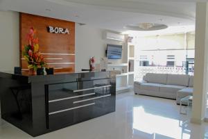 Una televisión o centro de entretenimiento en Bora Hotel