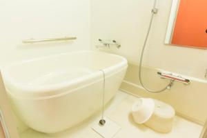 y baño blanco con lavabo y ducha. en Hotel Nihonbashi Saibo, en Tokio