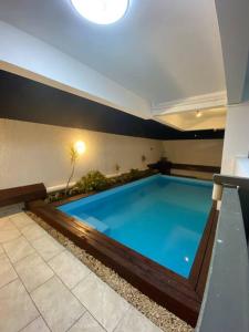una gran piscina azul en una habitación en Sandstone Apartment a walk to the beach, en Flic en Flac