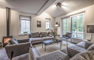 een woonkamer met een bank en een tafel bij Amazing Home In Rijssen With Wifi in Rijssen