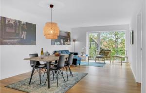 comedor y sala de estar con mesa y sillas en Nice Apartment In Hornbk With Wifi, en Hornbæk