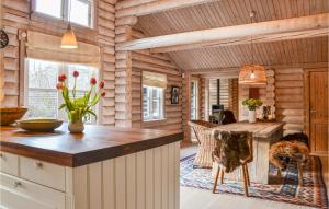 cocina con encimera y mesa en una habitación en Pet Friendly Home In Hornbk With Kitchen, en Hornbæk
