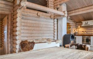 ホーンバックにあるPet Friendly Home In Hornbk With Kitchenの木製の壁の客室で、木製テーブルが備わります。