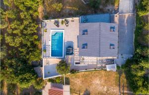 una vista aérea de un edificio con piscina en 4 Bedroom Cozy Home In Split, en Split