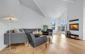 sala de estar con sofá, sillas y chimenea en Lovely Home In Hornbk With Kitchen, en Hornbæk