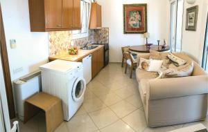 cocina con lavadora en la sala de estar en Cozy Home In Perdika With Kitchen, en Perdika