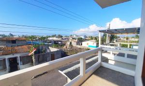 uma varanda com vista para a cidade em Cielo Azul Galápagos Hotel em Puerto Villamil