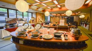 um restaurante com uma mesa com comida em Hotel Manyotei em Nikko