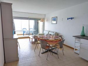 cocina y comedor con mesa y sillas en Appartement Marseillan-Plage, 2 pièces, 5 personnes - FR-1-387-105, en Marseillan