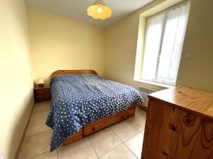 - une chambre avec un lit doté d'une couette bleue et d'une fenêtre dans l'établissement Appartement Combrit, 3 pièces, 4 personnes - FR-1-481-56, à Combrit