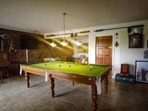 Billiards table sa Charm Lodge