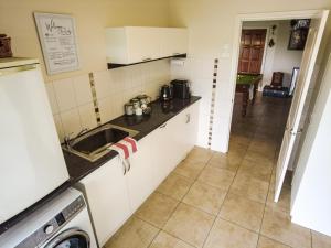 Una cocina o cocineta en Charm Lodge