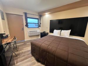 una camera d'albergo con un grande letto e una finestra di Circle Motor Lodge a South Amboy