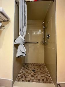 baño con ducha y toallas en la pared en Circle Motor Lodge, en South Amboy