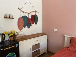 Zimmer mit einer Küche mit einer Theke und Handtüchern in der Unterkunft Laca homestay in Gia Nghĩa