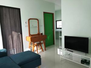 a living room with a mirror and a tv at NornD@Rayong in Ban Khao Yai Chum