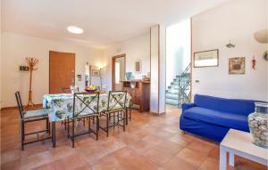 un soggiorno con divano blu e tavolo di 4 Bedroom Cozy Home In Lido Di Camaiore a Lido di Camaiore