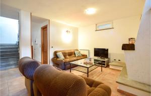 un soggiorno con divano e TV di 4 Bedroom Cozy Home In Lido Di Camaiore a Lido di Camaiore