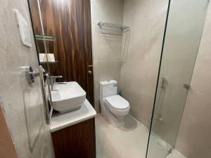 La salle de bains est pourvue de toilettes et d'une douche en verre. dans l'établissement Lush Green Workation Villa - 1 Bedroom, à Lucknow