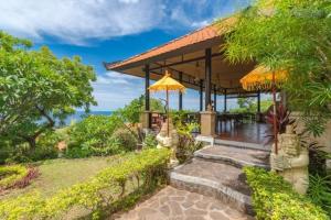 una casa con un camino que conduce a un patio en The Raja Singha Boutique Resort Bali, en Lovina