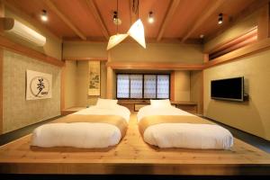 富士河口湖町にある河口湖温泉寺 露天風呂の宿 夢殿のテレビ付きの客室で、ベッド2台が備わります。