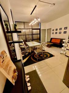 een woonkamer met een tafel en stoelen in een kamer bij ［NEW］PADDY BEE house in Brinchang
