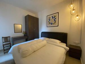 een slaapkamer met een groot bed met witte lakens bij ［NEW］PADDY BEE house in Brinchang