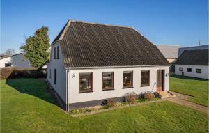 ein weißes Haus mit braunem Dach in der Unterkunft Stunning Home In Nordborg With Kitchen in Nordborg