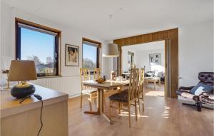 Stunning Home In Nordborg With Kitchen في نُوابورغ: مطبخ وغرفة طعام مع طاولة وكراسي