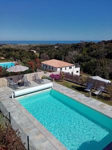 Výhled na bazén z ubytování côte et mer - appartement haut standing dans villa avec piscine et vue mer nebo okolí