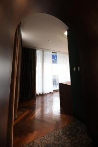 LE SEOUL HOTEL في سول: غرفة معيشة مع نافذة كبيرة وأرضية خشبية