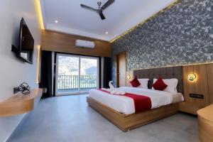 um quarto com uma cama grande e uma janela grande em Nature Retreat Resort em Pushkar