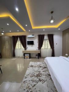 ein Schlafzimmer mit einem Bett und einem Schreibtisch in einem Zimmer in der Unterkunft Mansal Luxury Apartments in Lagos