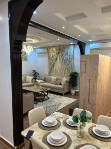 شقة متكاملة غرفتين مع جاكوزي في الرياض: غرفة معيشة مع طاولة وأريكة