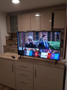 Un televisor de pantalla plana sobre la encimera de la cocina. en Casa Gina, en Arad
