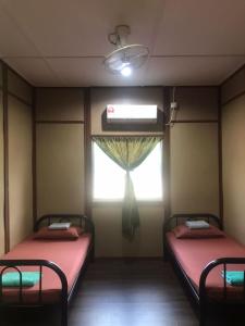 Una cama o camas cuchetas en una habitación  de Liana Hostel Taman Negara