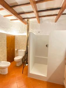 uma casa de banho com um WC e um lavatório em Santa Rosalia em Ciutadella