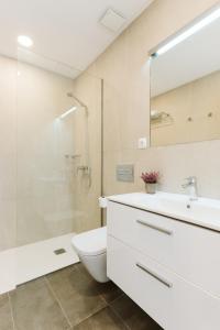 uma casa de banho com um lavatório, um WC e um chuveiro em Lavaderos Suites em Santa Cruz de Tenerife