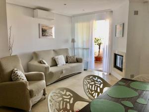 salon z kanapą, krzesłami i stołem w obiekcie Apartment Costa del Sol, Manilva, Duquesa w mieście Castillo de Sabinillas