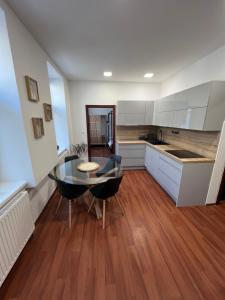 cocina con mesa y sillas en una habitación en Sušilova 14 apartments I, en Přerov