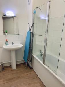 een badkamer met een wastafel en een glazen douche bij pourquoi notre T3 avec parking est pour vous ? in Lille