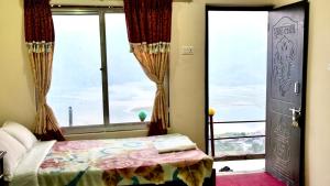 Fewa View Cottage Yoga Retreat Pokhara客房内的一张或多张床位