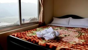 Fewa View Cottage Yoga Retreat Pokhara客房内的一张或多张床位