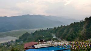 uma multidão de pessoas no topo de uma montanha em Fewa View Cottage and Yoga Retreat Homestay em Pokhara