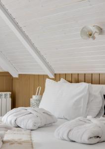 Bett mit weißer Bettwäsche und weißer Decke in der Unterkunft Green Imperial in Port Blair